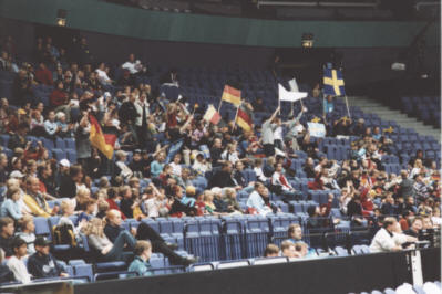 Vom Spiel Deutschland - Schweden. Schulkinder bringen dienstags um 12 Uhr ein bi&szlig;chen Stimmung in die H&uuml;tte